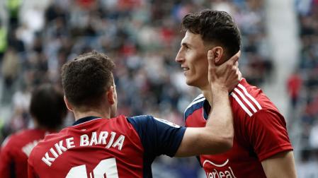 Kike Barja felicita a Budimir en el partido Osasuna-Betis