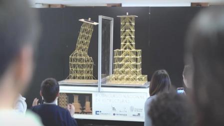 Un momento en el Concurso de Estructuras de Espaguetis