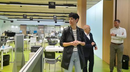 La consejera Elma Sáiz durante la visita que realizó esta semana a la oficina de Hacienda de la calle Esquíroz
EUROPA PRESS
18/04/2023 La consejera de Economía y Hacienda del Gobierno de Navarra, Elma Saiz, durante la visita a la oficina de Hacienda ubicada en la calle Esquíroz de Pamplona