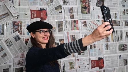 Judith Torrea, en las instalaciones de Diario de Navarra, en Cordovilla. La periodista utiliza el móvil como herramienta de trabajo para retransmitir en directo desde la frontera mexicano-estadounidense