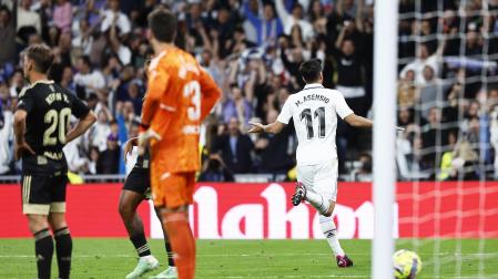 Marco Asensio (dcha.) celebra su gol ante la desolación del meta y de la defensa del Celta de Vigo