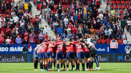 Los jugadores celebraron la victoria abrazados en círculo