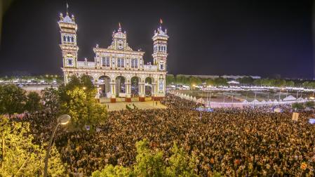 Tradicional 'alumbrao' en la Feria de Abril de Sevilla