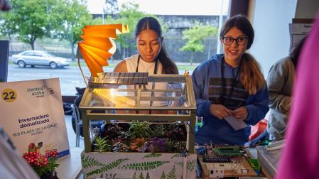 Dos alumnas del instituto Plaza de la Cruz explican su proyecto