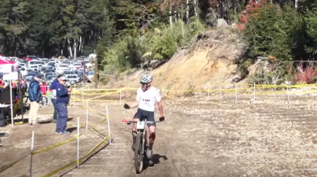 Patxi Cía, en el momento de conseguir el campeonato en Cerro Bayo, Argentina.