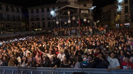 Imagen de los espectadores que se dieron cita en la plaza de los Fueros de Tudela para disfrutar de la sesión de Carlos Jean