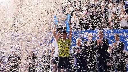 Carlos Alcaraz levanta el trofeo tras imponerse en el Conde de Godó de Barcelona.