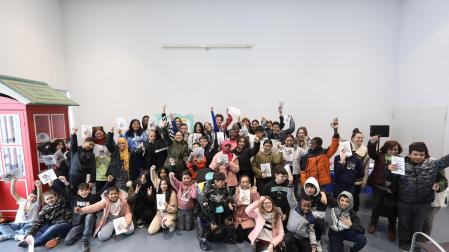 El alumnado participante en la iniciativa, junto a profesoras y Sodia y Selenia