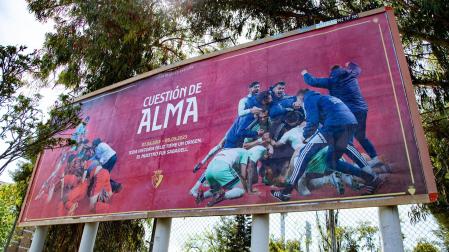 Una frase de Michael Robinson ilustra el cartel colocado por Osasuna