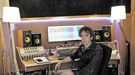 Felipe Carbajal, Gussy, ayer en el estudio de grabación que tiene en Pamplona
