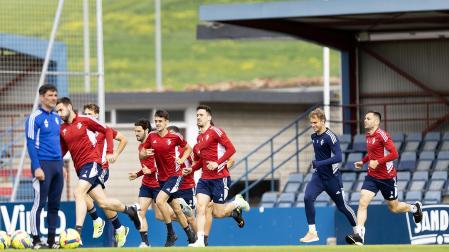 Los jugadores rojillos durante el entrenamiento de este lunes en Tajonar