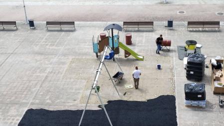 El parque infantil que se está colocando en la calle Barga, en Ardoi