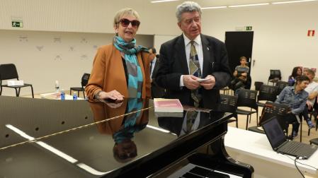 Antonio Baciero, autor del libro, junto a Margarita Remacha en el Aula Guelbenzu de la Ciudad de la Música