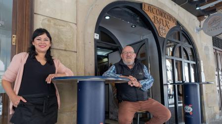 Carla Carvajal Quintana y Luis Vidaurre García, en el exterior de La Conrada, el bar de este último
