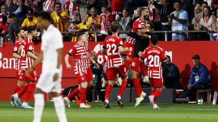 Alegría de los jugadores del Girona que celebran un tanto de Castellanos ante la desolación del madridista Rodrygo