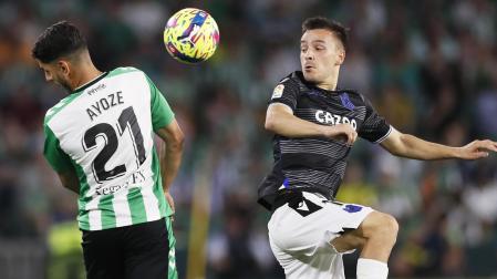Ayoze y Gorosabel pugnan por un balón durante el encuentro en el Benito Villamarín