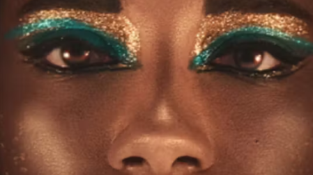 Adele James como Cleopatra (‘Queen Cleopatra’ de Jada Pinkett Smith, Netflix, 2023).