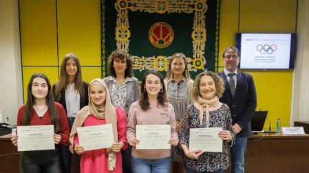 De izquierda a derecha, en primera fila Lorena Bea, Kawtar El Amrani, Irati Lasa y Marian Aldaia (profesora de Ikastola San Fermín). Detrás, Miriam Alzate, Cristina Bayona, Sandra Cavero y Jon Benito