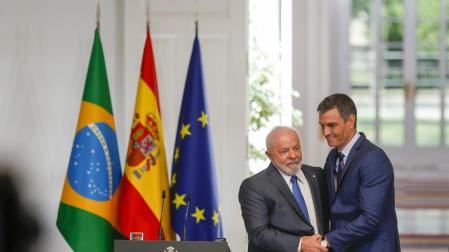 Saludo entre Pedro Sánchez y Lula da Silva antes de comparecer ante los medios