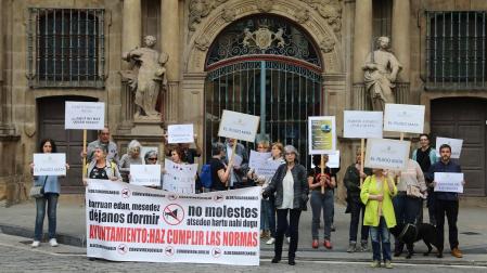 Los vecinos durante la protesta ante el Ayuntamiento de Pamplona