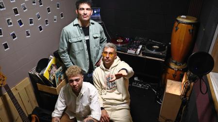 De pie, el Dj Rever Loop; con gafas, el rapero Mr. Speaker, y a su lado, el técnico Manu Dueñas, de Kimera Estudios, que transmitirá el evento.
