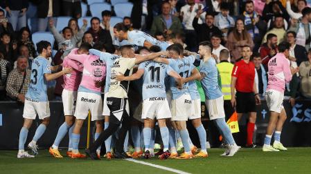 Los jugadores del Celta celebran el tanto de Aidoo que les mantiene en LaLiga