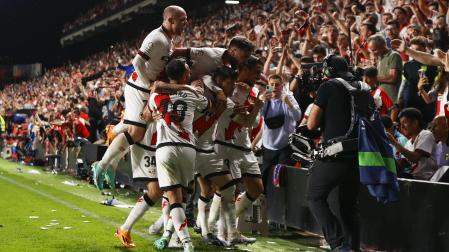 Los jugadores del Rayo celebran uno de los dos tantos marcados al Barça