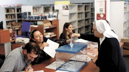 Votaciones en 2019 en la casa de cultura de Aoiz. Este es uno de los municipios que ya conoce quién será su alcalde