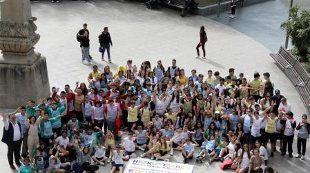 Escolares de los cinco centros, congregados en la Plaza del Vínculo