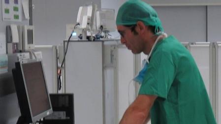 El Dr. José Manuel Jiménez Arribas, en su consulta profesional