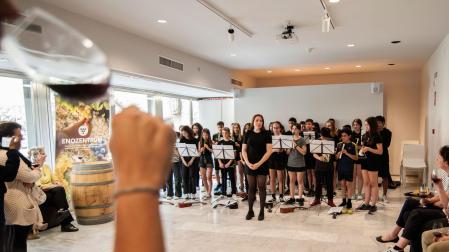 El propio alumnado ofreció un concierto mientras los asistentes cataban el vino Vinicolé