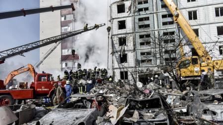 Efectivos de rescate trabajan en una edificio de Umán tras ser atacado por misiles