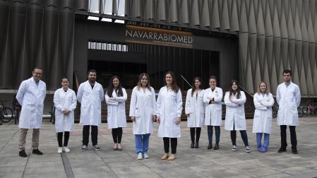 En el centro, ambas premiadas: Amaia García de la Peña (derecha) y Eva Jover (izquierda), junto a personal investigador de la Unidad de Cardiología Traslacional