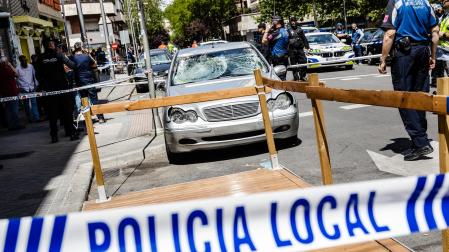 Agentes de la Policía Nacional custodian el coche con el que han sido atropelladas varias personas en el Paseo de Extremadura