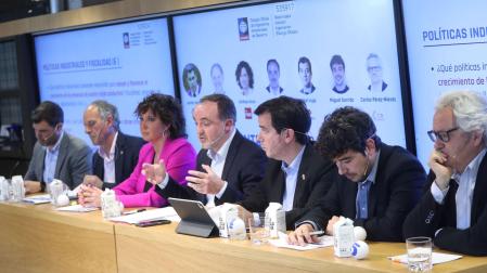 Sentados, de izquierda a derecha: Javier García (PP), Adolfo Araiz (EH Bildu), Ainhoa Unzu (PSN), Javier Esparza (UPN), Mikel Irujo (Geroa Bai), Miguel Garrido (Contigo Navarra) y Carlos Pérez Nievas (Ciudadanos)