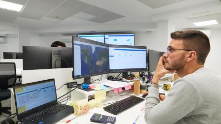 Un empleado del área tecnológica de Eosol trabaja con el software de control remoto de equipamientos