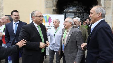 Enrique Maya sonríe entre los alcaldes de la Asociación de Muncipios del Camino de Santiago. A su derecha, detrás, el burgalés Daniel de la Rosa