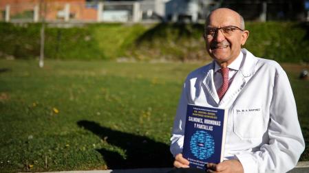 El médico Miguel Ángel Martínez-González (Málaga, 1957) es catedrático de Salud Pública en la Universidad de Navarra. En la imagen, posa con su último libro ‘Salmones, hormonas y pantallas’ (Editorial Planeta), en el campus navarro