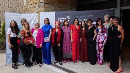Mujeres galardonadas con el premio “Somos Valientas” y presentadoras del acto celebrado el jueves