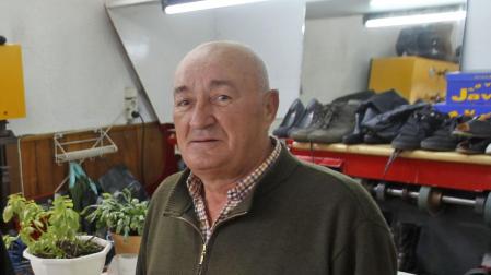 Cándido Rodríguez Olmedo, en 2011 en la zapatería Cándido, de la calle Bernardino Tirapu