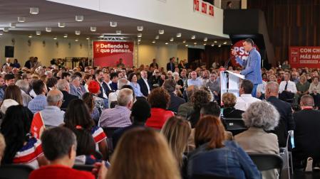 Pedro Sánchez, ayer en Baluarte, en Pamplona, rodeado de simpatizantes y militantes del PSN