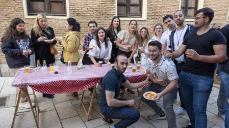 DEGUSTACIÓN DE MILES DE PINCHOS Cientos de personas disfrutaron de los pinchos preparados por peñas y sociedades