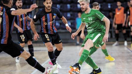 Dani Zurdo, de Osasuna Magna, conduce el balón ante la mirada de Adolfo, uno de los goleadores del Barça en la tarde de este sábado