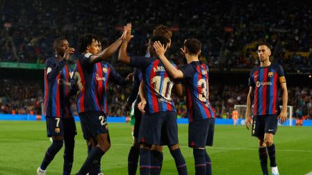 La plantilla azulgrana celebra uno de los goles frente al Betis