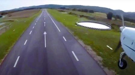 Una avioneta aterriza en la pista del aeródromo de Moià, en cuyas inmediaciones se produjo este domingo el accidente