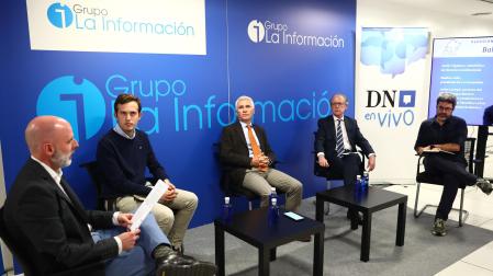 Desde la izquierda, Julen Garmendia, Diario de Navarra; Javier Larequi, portavoz de Equipo Europa; Javier Tajadura, catedrático de Derecho Constitucional; Aladino Colín, presidente de Co.Ciudadana; y Marcos Sánchez, de Diario de Navarra.