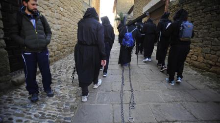 La romería de 2022, la última que el penitente anónimo caminó con la cruz y las cadenas