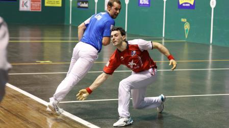 Jokin Altuna golpea a una pelota en presencia de Aitor Elordi ayer por la tarde en el Astelena. El amezquetarra ya es semifinalista.
