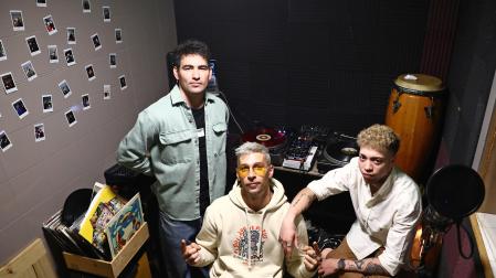 De izda. a dcha: el Dj Rever Loop; el rapero Mr. Speaker, y el técnico Manu Dueñas, fotografiados en el estudio dos días antes de iniciar el reto.