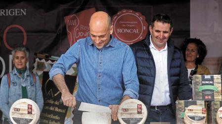 César Oroz cortó el queso que le cedió Lorenzo Sarratea para dar comienzo a la campaña 2023